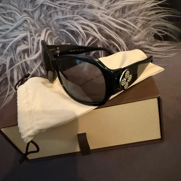 Louis Vuitton Black Ursula sunglasses Louis Vuitton Black Acetate Frame Ursula Strass Sunglasses  main image 4